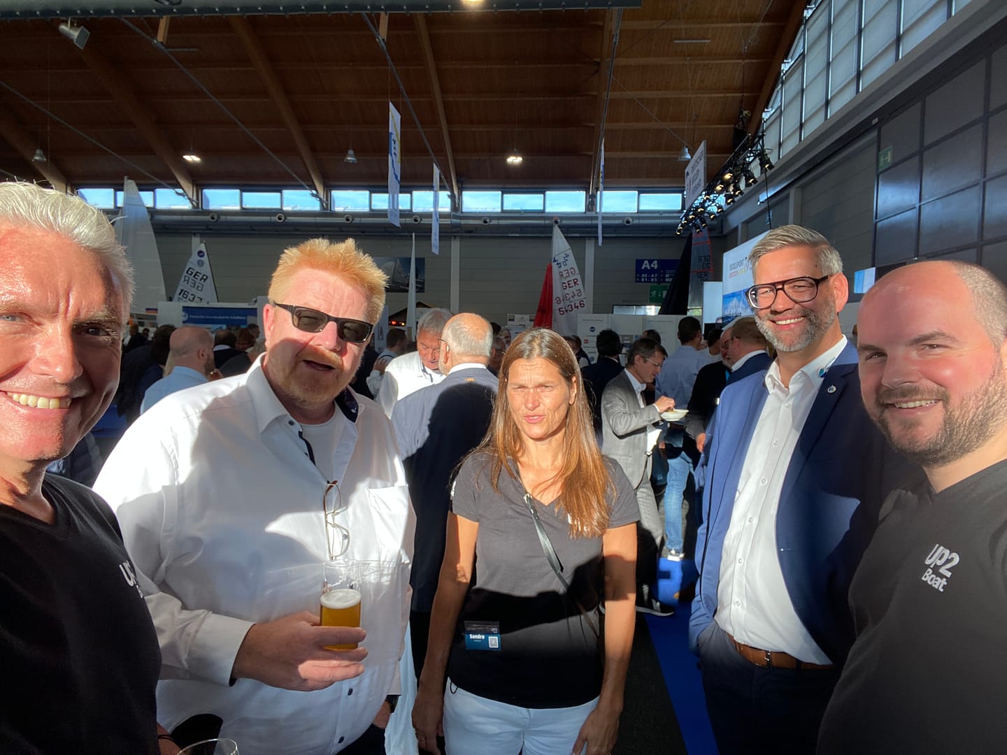 Das Präsidium des DMYV und die Geschäftsführung von Up2Boat freuen sich auf die gemeinsame Partnerschaft.
Von links nach rechts: Andreas Haberer (CEO Up2Boat), Frank Dettmering (DMYV), Sandra Haberer (COO Up2Boat), Achim Harks (Geschäftsführer DMYV), Thilo Weihsbach (CIO Up2Boat)